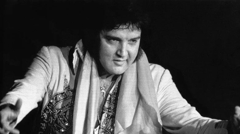 Elvis Presley en performance en juin 1977