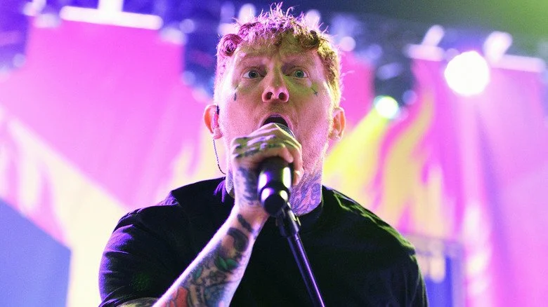 Frank Carter chantant sur scène avec les Sex Pistols au O2 Forum en 2024