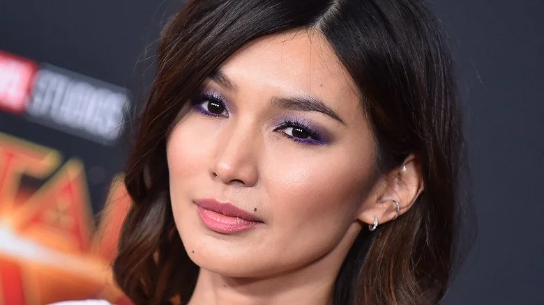 Gemma Chan avec un maquillage violet sur les yeux