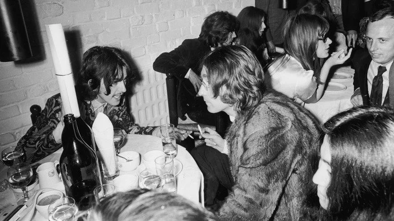 George Harrison et John Lennon discutent à table