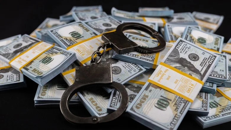 Menottes sur une pile d'argent