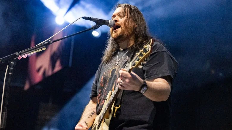 Wolfgang Van Halen chantant et jouant de la guitare au Little Caesars Arena