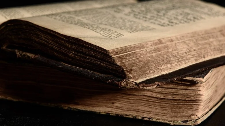 bible ancienne avec texte hébreu