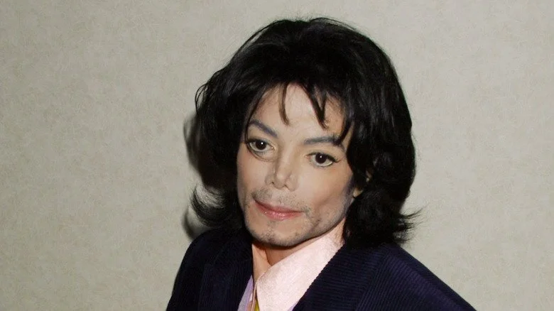 Michael Jackson avec barbe dans un costume