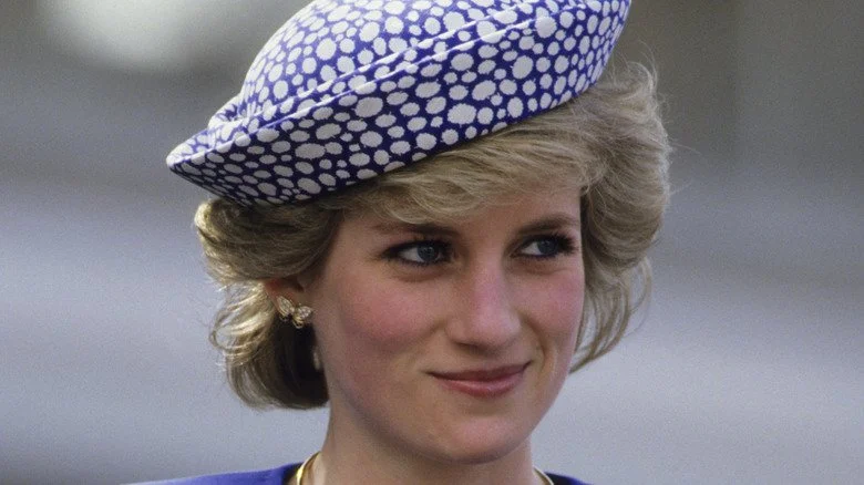 Princesse Diana en robe bleue et chapeau