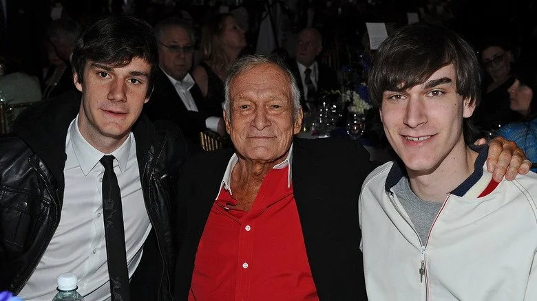 Hugh Hefner posant avec ses fils