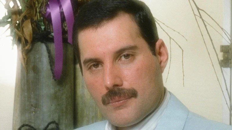 Freddie Mercury posant pour un portrait