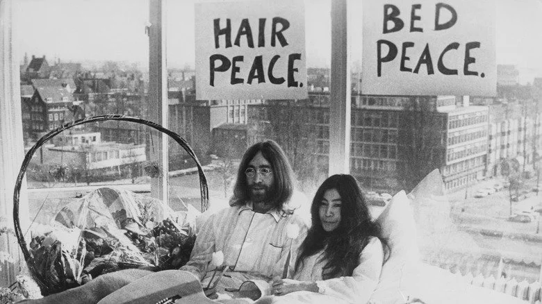 John Lennon et Yoko Ono au lit