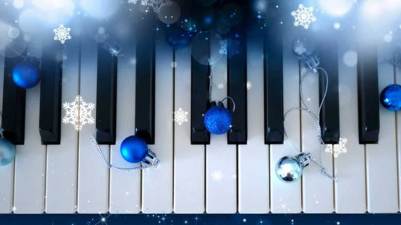 Clavier de piano avec flocons de neige
