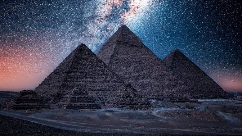 Pyramides la nuit
