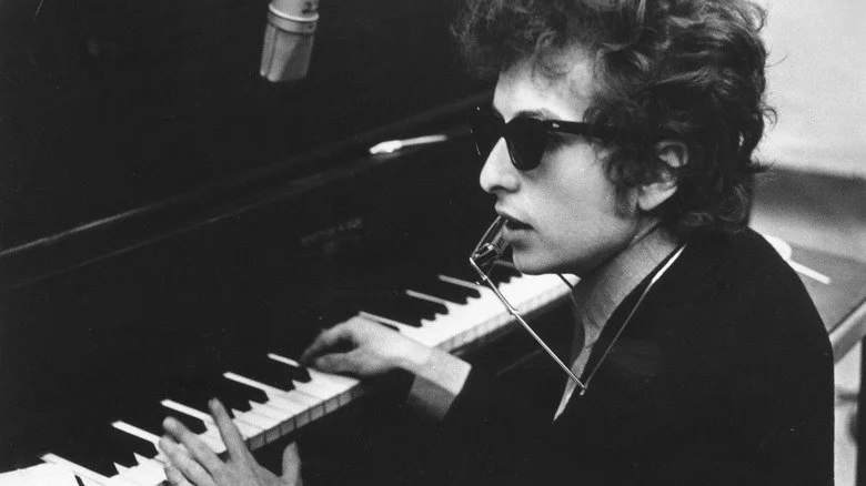 Bob Dylan au piano en lunettes de soleil