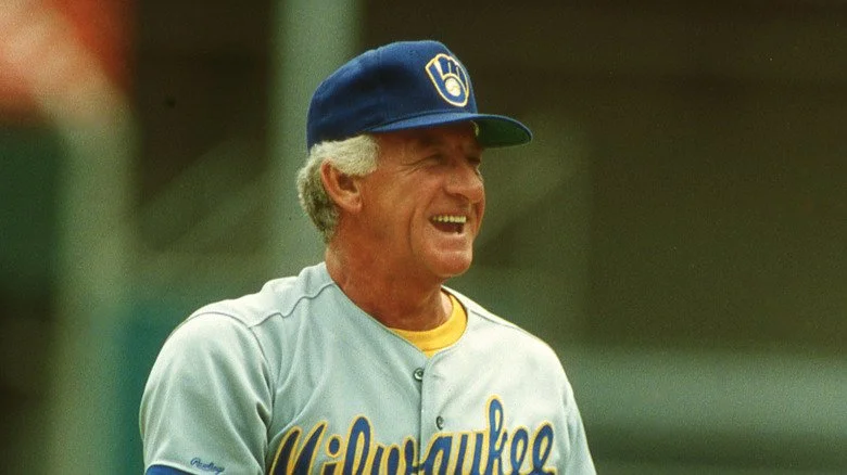 Bob Uecker souriant avec l'uniforme des Milwaukee Brewers
