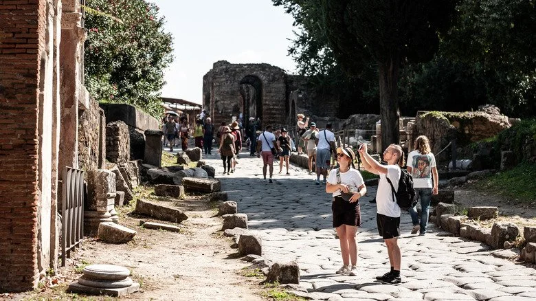 Touristes errant à travers les ruines de Pompéi