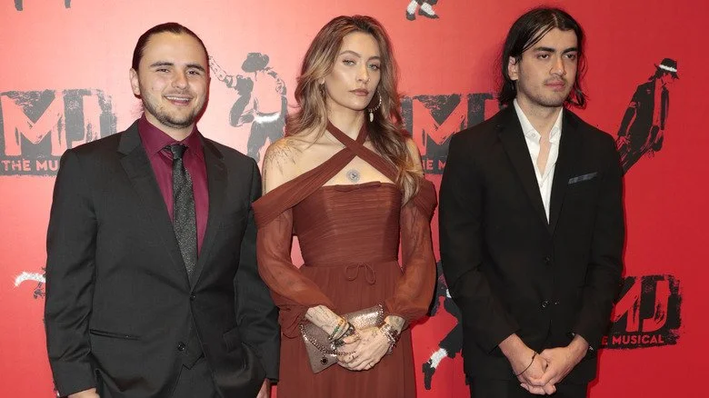 Prince, Paris et Bigi Jackson sur le tapis rouge