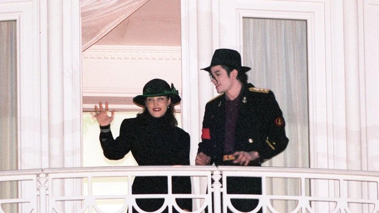 Lisa Marie Presley et Michael Jackson sur un balcon