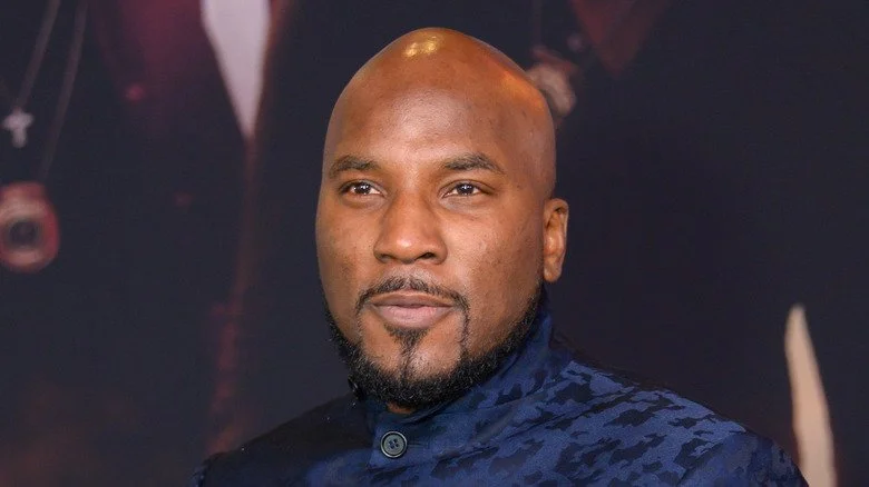 Jeezy avec une barbe portant une veste bleue