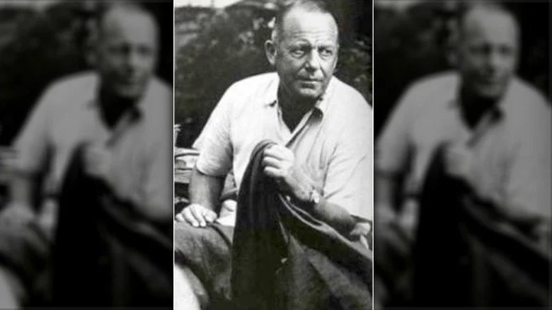 Jim Thompson tenant un manteau
