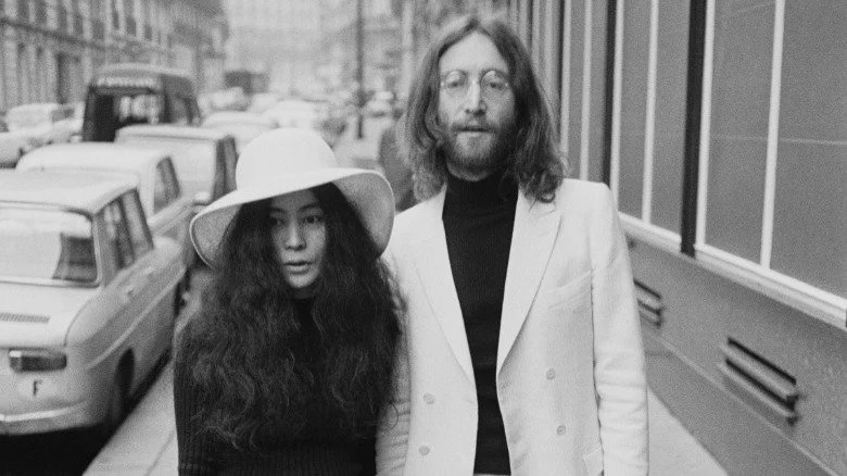 John Lennon et Yoko Ono posant