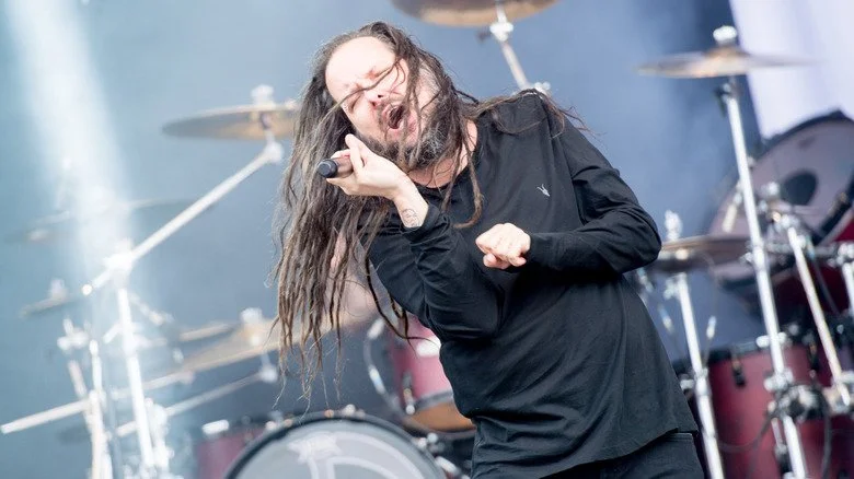 Jonathan Davis de Korn chantant en direct au Download Festival 2018