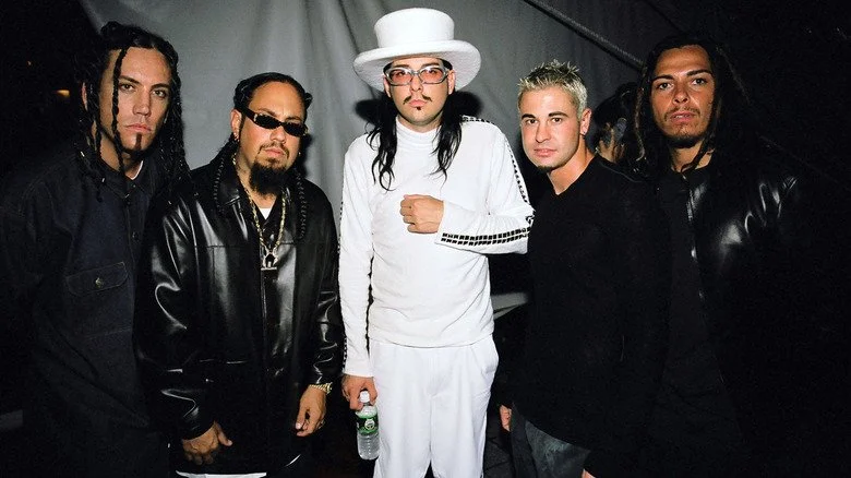 Korn posant pour une photo aux MTV Video Music Awards de 1999