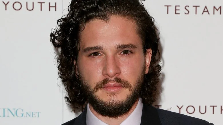 Kit Harington sérieux en costume