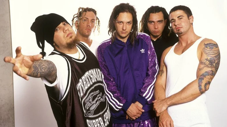 Korn posant pour une photo promotionnelle dans les années 90