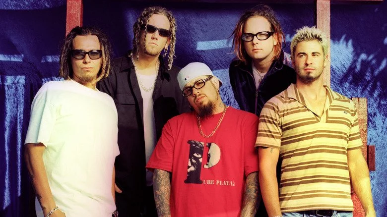Korn posant pour une photo promotionnelle en 1998