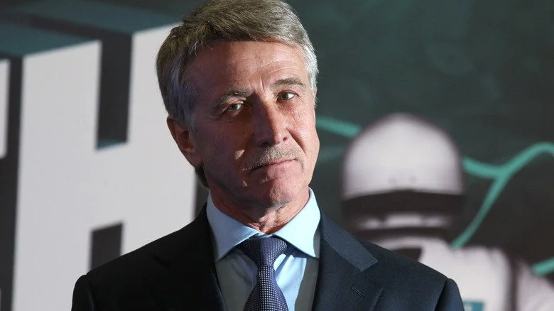 Leonid Mikhelson regardant au loin