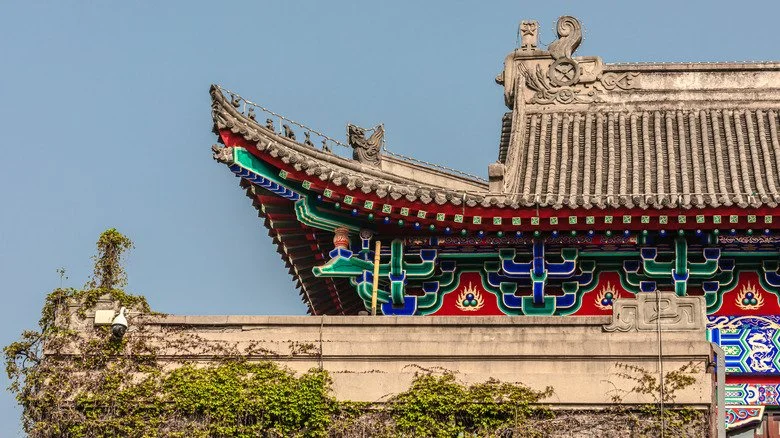Vue rapprochée du sommet des anciens bâtiments dans la ville de Xi'an, province du Shaanxi, Chine