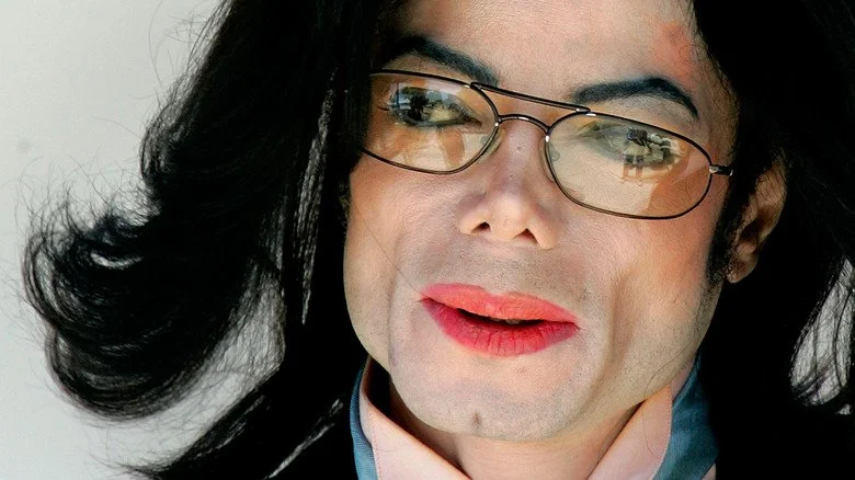 Michael Jackson avec des lunettes teintées