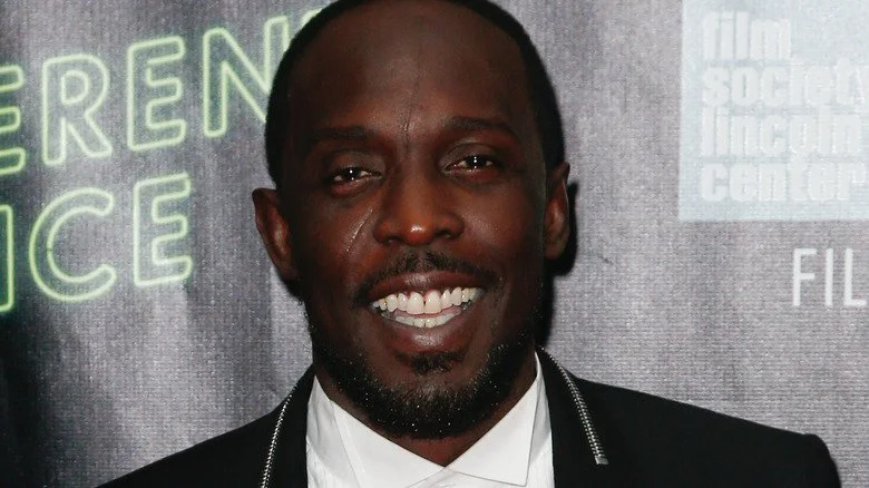 Michael K. Williams en smoking souriant