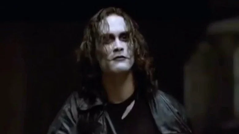 Eric Draven regardant