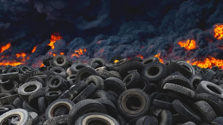 Un grand feu de pneu