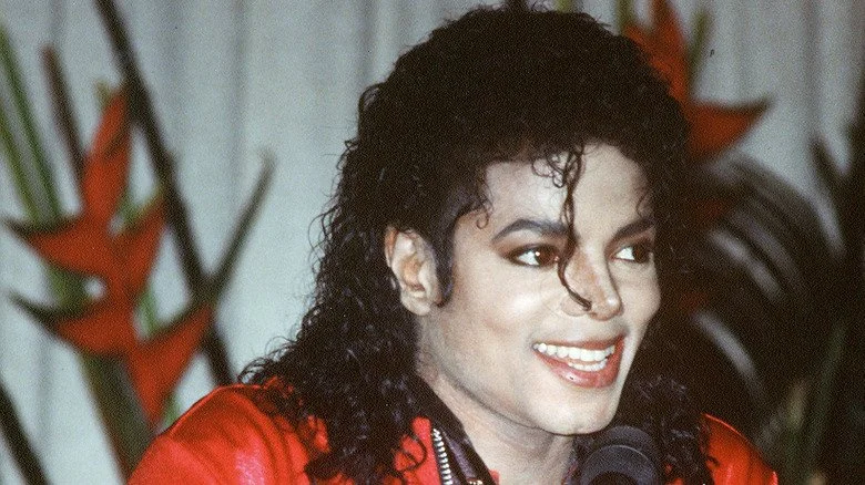 Michael Jackson souriant dans une tenue rouge