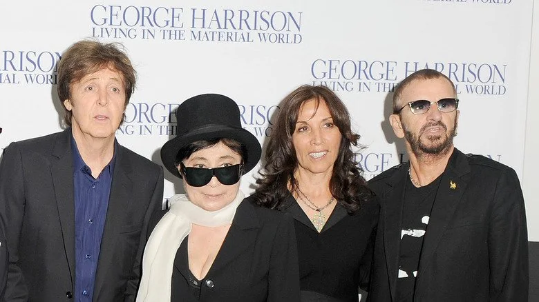 McCartney, Ono, Olivia Harrison, and Starr posant pour une photo