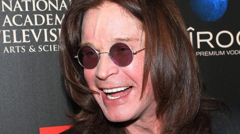 Ozzy Osbourne avec des lunettes de soleil riant