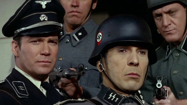 Kirk et Spock en uniformes nazis dans 'Patterns of Force'