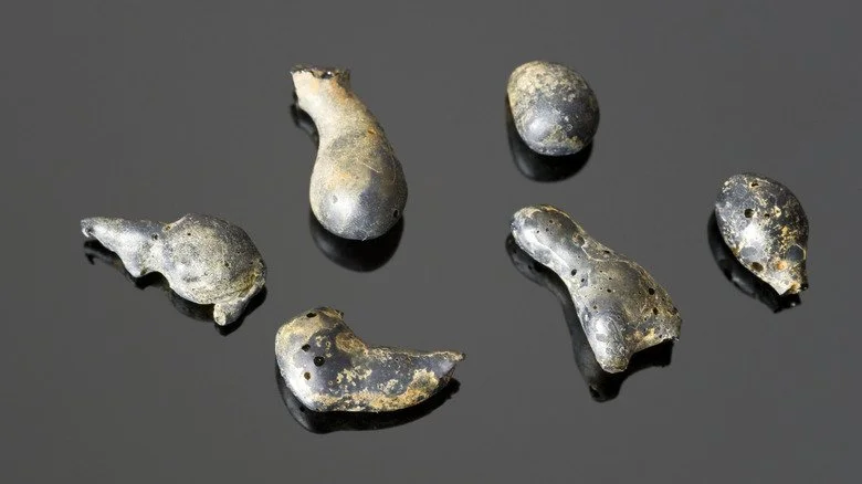 Petites pierres de lave appelées larmes de Pele