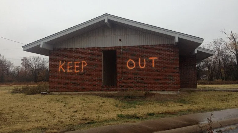 Un bâtiment en briques marqué par les mots 'Keep Out' à Picher, Oklahoma