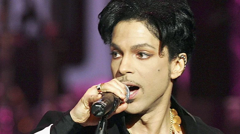 Prince sur scène en train de chanter