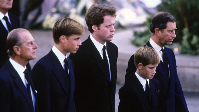 Prince Philip, Duc d'Édimbourg; Prince William; Earl Charles Spencer; Prince Harry et le Prince Charles, marchent derrière le cortège funéraire de la princesse Diana