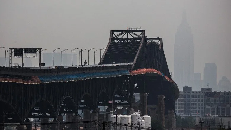 Le pont Pulaski Skyway avec l'Empire State Building en arrière-plan