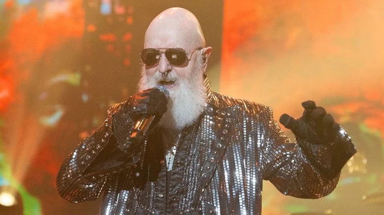 Rob Halford chantant sur scène avec Judas Priest en 2024