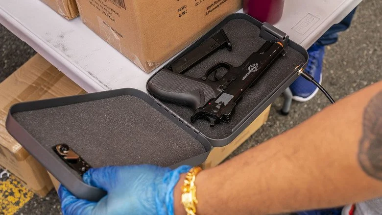 Une arme dans une boîte de sécurité