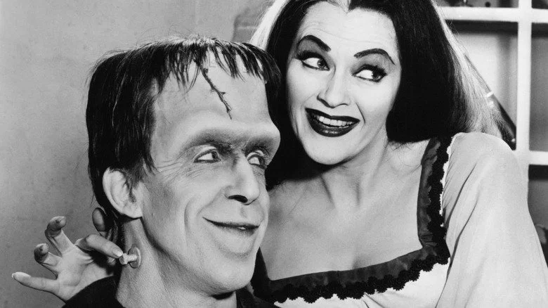 Herman et Lily Munster s'étreignant
