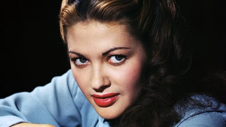 Yvonne De Carlo en chemise bleue