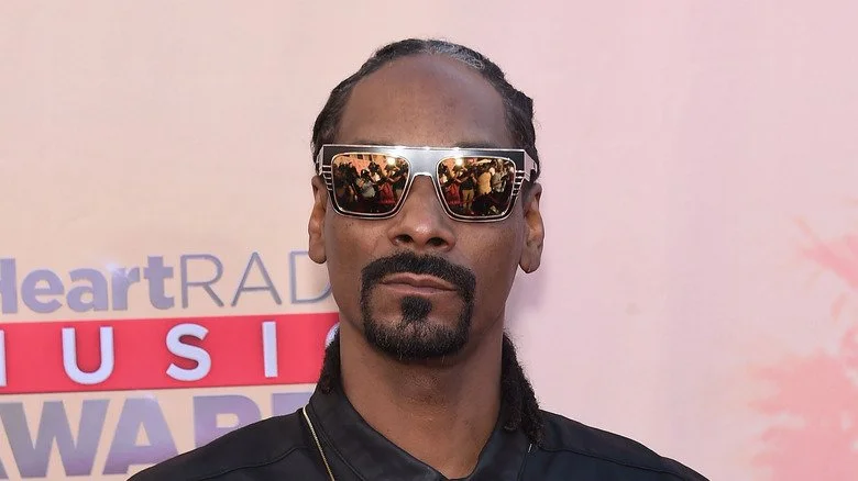 Snoop Dogg avec des lunettes de soleil