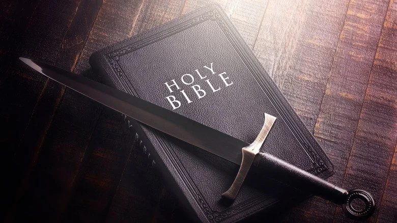 Épée sur une Bible