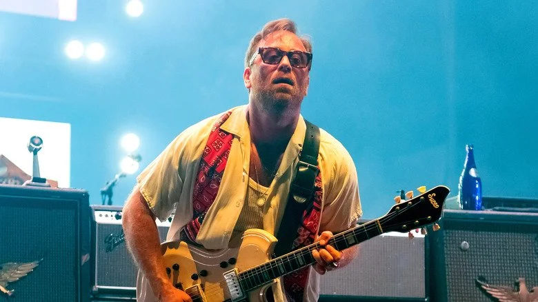 Dan Auerbach jouant avec les Black Keys sur scène