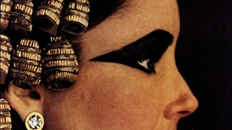 Cléopâtre, interprétée par Elizabeth Taylor